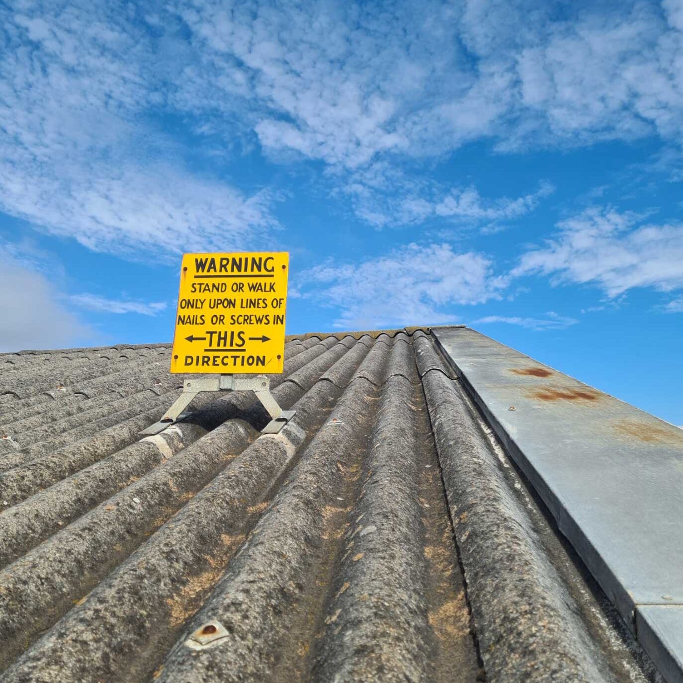 Asbestos roof - warning of dangers to workers